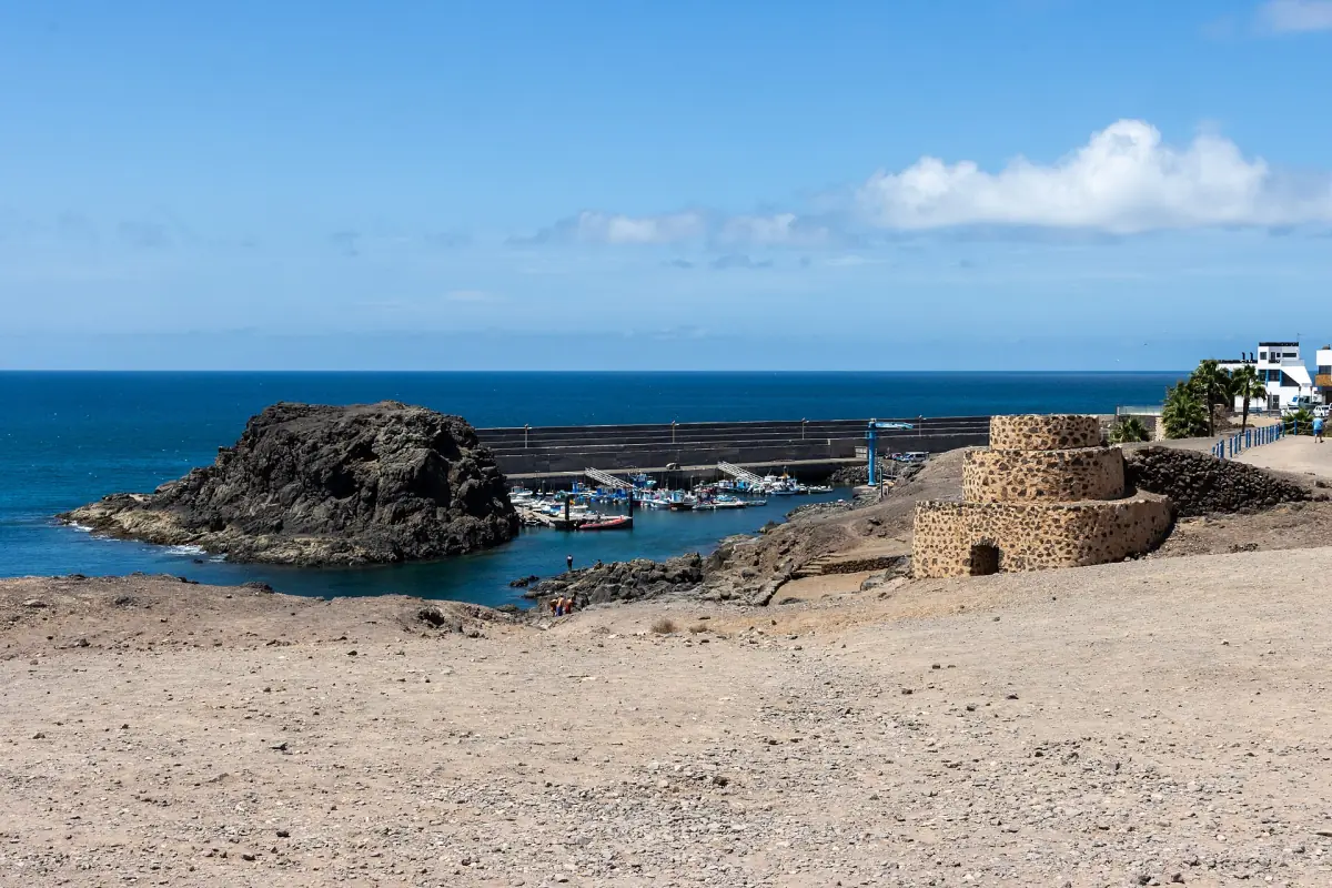 La costa de El Cotillo con su antigua torre