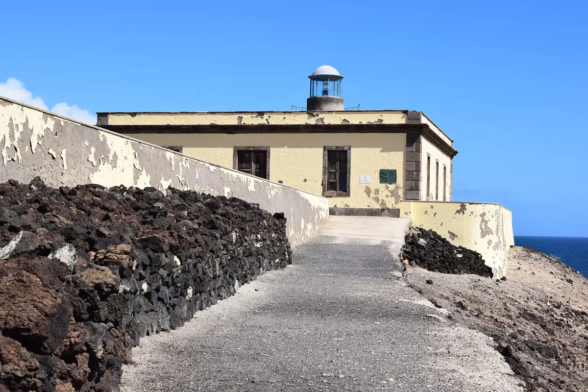 El camino al faro de Martiño en Lobos