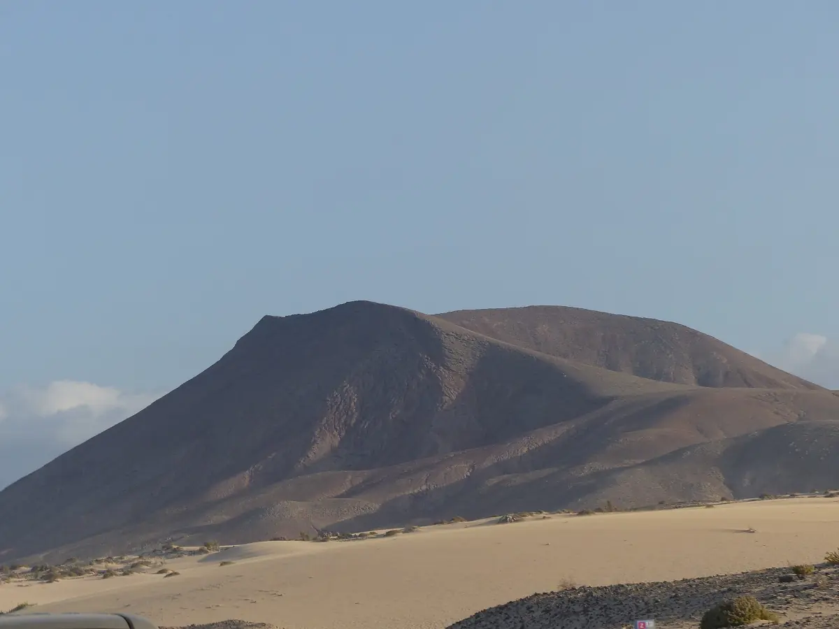 A mountain above the dunes of Corralejo