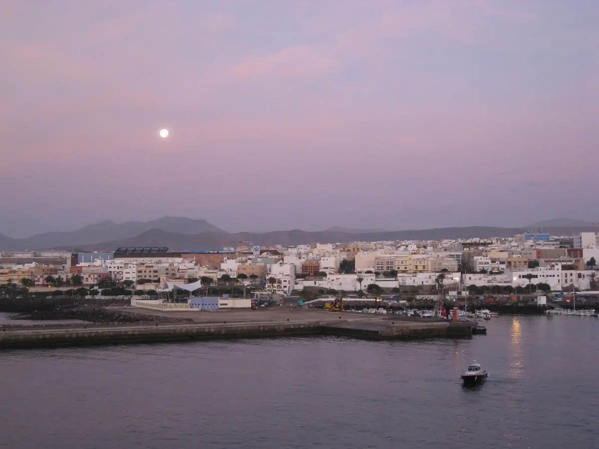 Stadt und Hafen von Puerto del Rosario in der Dämmerung