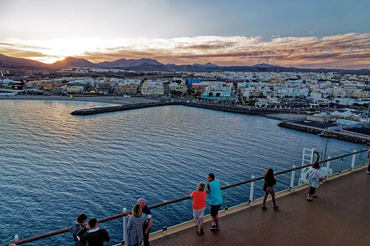 Die Hafenpromenade von Puerto del Rosario am Abend