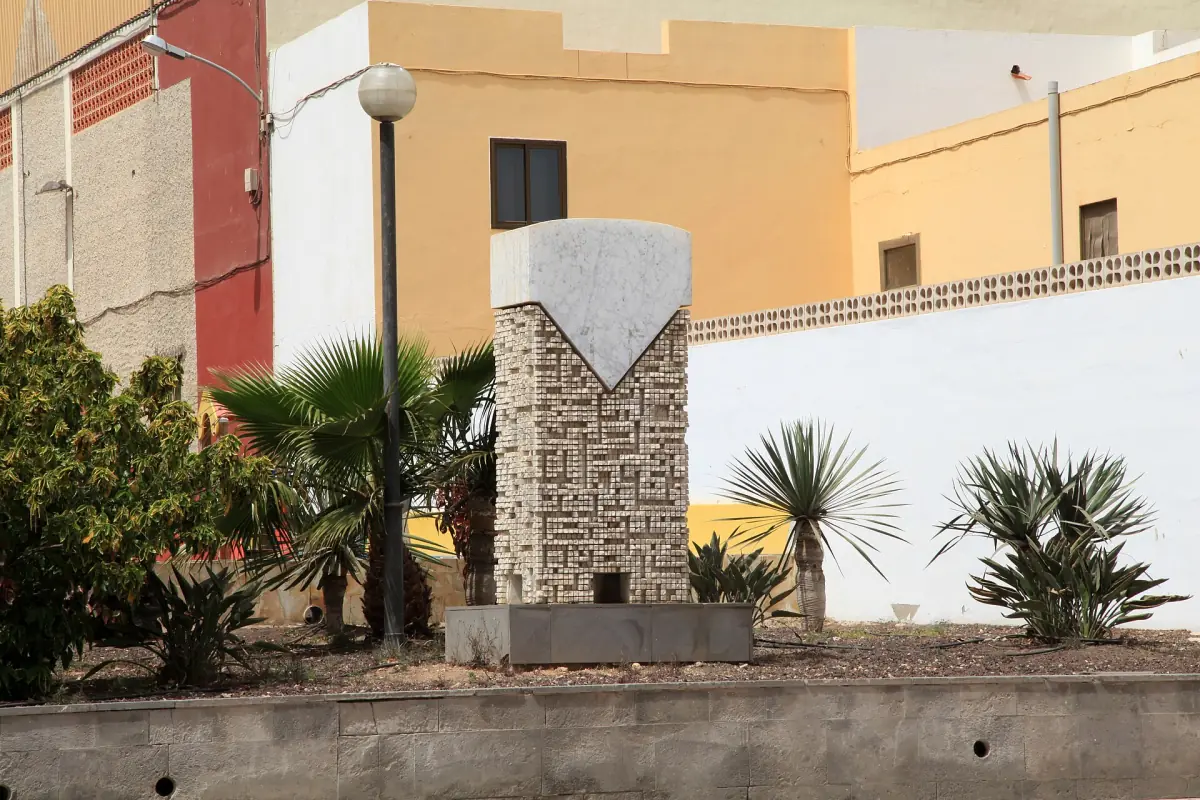 A sculpture among palms on Calle Secundino Alonso