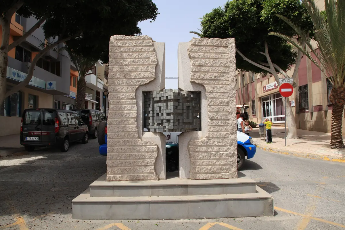 Eine Steinskulptur an einer Straße in Puerto del Rosario